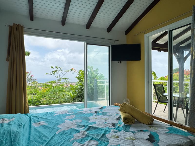 La chambre ouverte sur la mer et la piscine