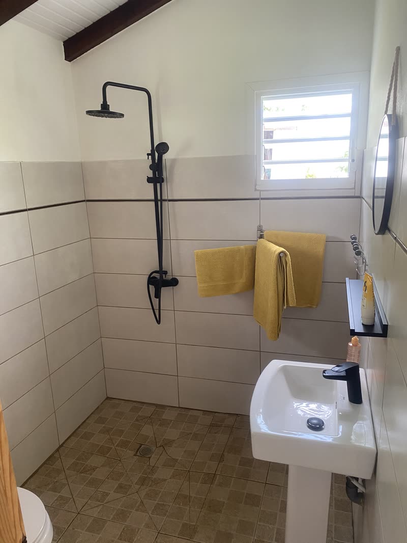 La douche à l’italienne et le lavabo