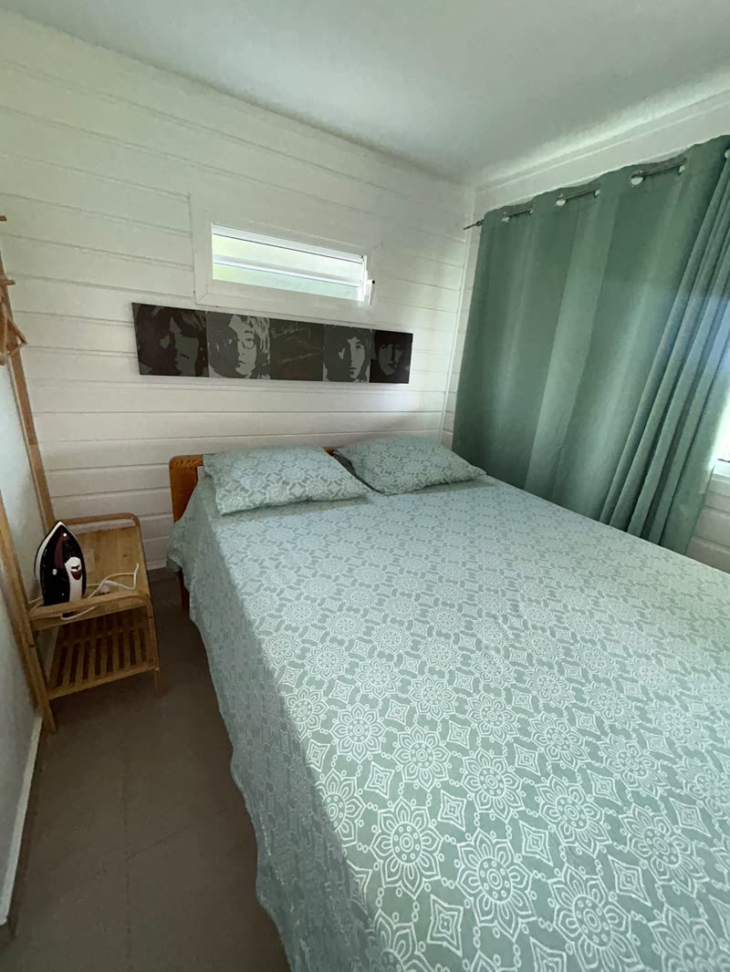 La chambre, lit double et parure vert d’eau